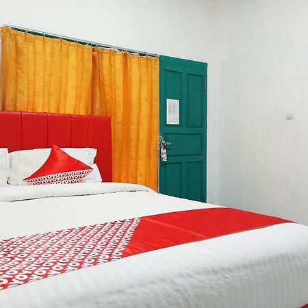 Oyo 2611 Hotel Krui Syariah מראה חיצוני תמונה