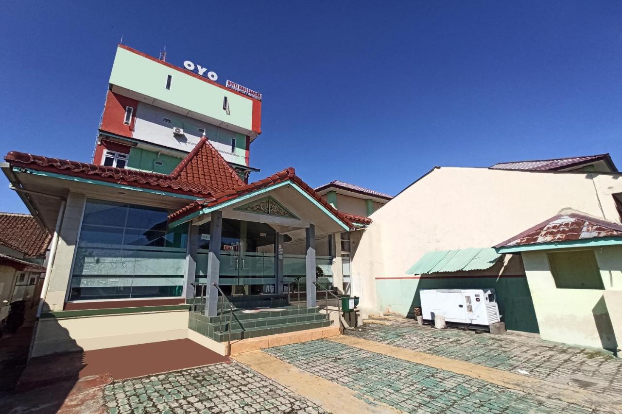 Oyo 2611 Hotel Krui Syariah מראה חיצוני תמונה