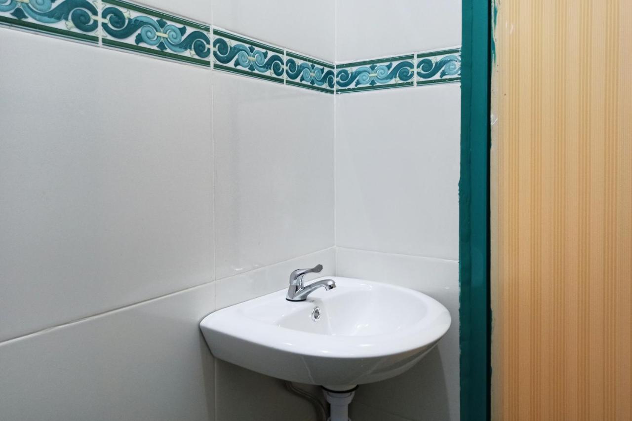 Oyo 2611 Hotel Krui Syariah מראה חיצוני תמונה